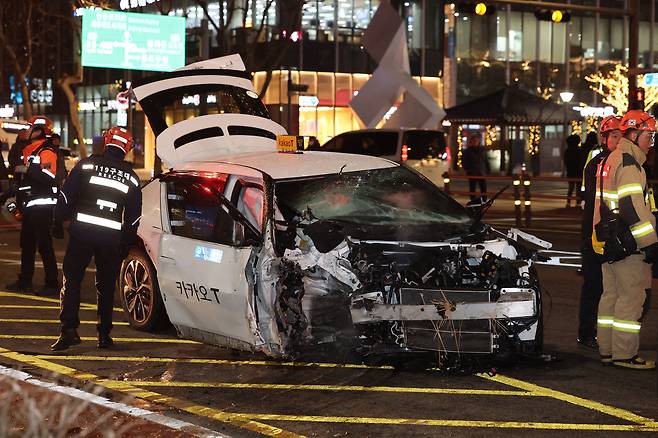 2일 오후 6시 5분께 서울 종각역에서 15명의 사상자를 낸 3중 추돌 사고를 일으킨 택시.[연합]