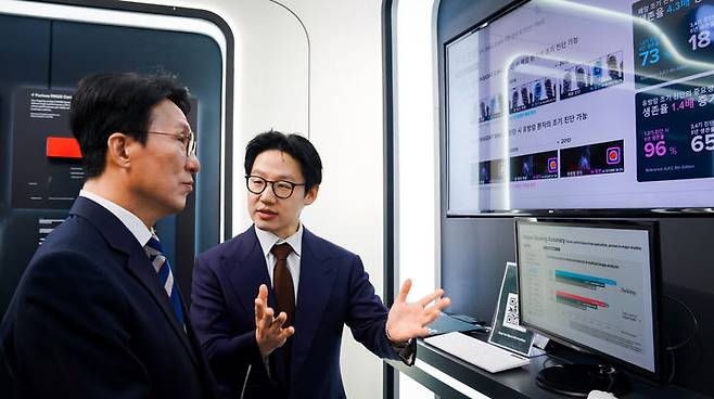 [서울=뉴시스] 의료 인공지능(AI) 기업 루닛은 지난해 경주에서 열린 '2025 APEC 정상회의' 공식 전시관에 의료AI기업 중 유일하게 참여했다. 사진은 서범석 루닛 대표가 경북 경주시 경주엑스포대공원 첨단미래산업관 내 루닛 부스를 방문한 김민석 국무총리(왼쪽) 등 참석자들에게 AI 암 진단 솔루션 '루닛 인사이트'를 시연하고 있는 모습. (사진=루닛 대표) 2025.10.30. photo@newsis.com *재판매 및 DB 금지