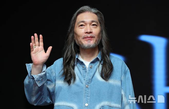 [서울=뉴시스] 김혜진 기자 = 가수 임재범이 17일 오후 서울 강남구 일지아트홀에서 열린 40주년 기념 전국투어 및 8집 선공개 기자간담회에서 포즈를 취하고 있다. 2025.09.17. jini@newsis.com