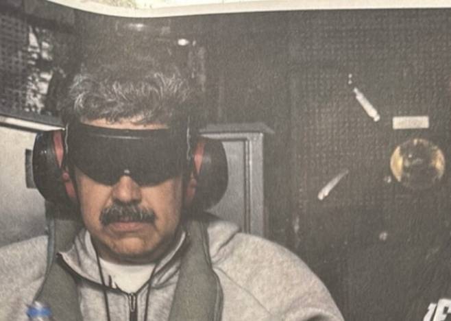 도널드 트럼프 미국 대통령이 3일(현지시간) 미군이 기습적인 군사 작전으로 체포한 니콜라스 마두로 베네수엘라 대통령의 근황 사진을 사회관계망서비스(SNS) 트루스소셜에 공개했다. 트럼프 트루스소셜 계정 캡처