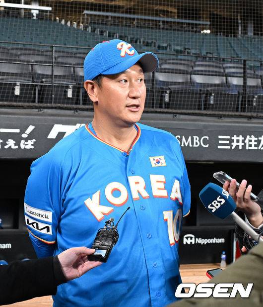 [OSEN=손용호 기자] 29일 일본 에스콘필드 홋카이도에서 ‘한일 드림 플레이어즈 게임’에 참가한 한국 선수들이 가볍게 몸을 풀었다.이 게임은 한국과 일본 프로야구를 대표했던 스타들이 총  출동해 양국의 우정을 이어간다.이대호가 인터뷰를  하고 있다./spjj@osen.co.kr