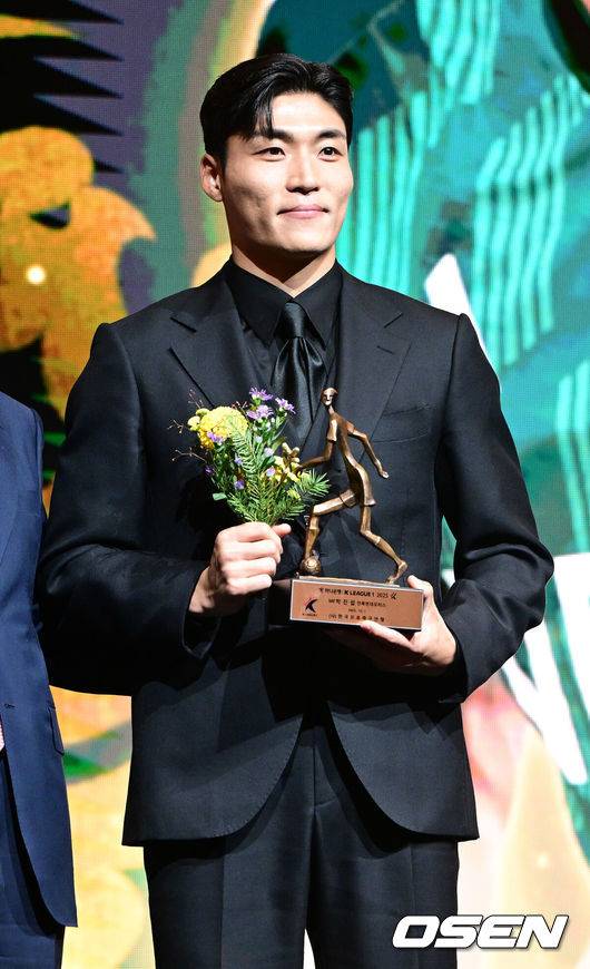 [OSEN=최규한 기자] 1일 오후 서울 홍은동 스위스 그랜드 호텔에서 ‘K리그 어워즈 2025’ 시상식이 열렸다.이날 시상식에는 최우수감독상, 최우수선수상(MVP), 영플레이어상, 베스트11 부문에 뽑힌 각 구단 수상자들과 후보들이 자리를 빛낸다.K리그1 베스트11 미드필더 박진섭이 포즈를 취하고 있다. 2025.12.01 / dreamer@osen.co.kr