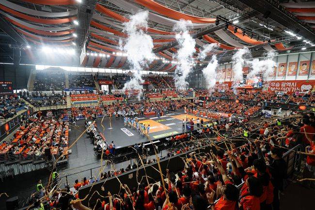 OK저축은행 배구단의 부산 연고 이전 후 첫 시즌. 부산 팬들의 환영 속에 2025-2026시즌을 보내고 있는 가운데, OK저축은행 배구단의 방향성을 다시 한번 확인했다. / OK저축은행