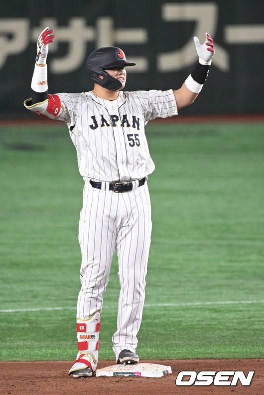 [OSEN=도쿄, 손용호 기자] 16일 도쿄 도쿄돔에서 2023 WBC(월드베이스볼클래식) 8강전 일본과 이탈리아의 경기가 벌어졌다.5회말 무사 1,2루 무라카미가 2루타를 치고 환호하고 있다.2023.03.16/spjj@osen.co.kr