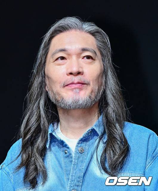 [OSEN=지형준 기자] 17일 오후 서울 강남구 청담동 일지아트홀에서 임재범 40주년 기념 전국투어 및 8집 선공개 기자간담회가 열렸다.가수 임재범은 데뷔 40주년이라는 이정표를 맞아 전국투어 콘서트 ‘나는 임재범이다’를 개최하고, 정규 8집의 포문을 여는 신곡 ‘인사’를 들고 가요계에 복귀한다.임재범이 포토타임을 하고 있다. 2025.09.17 /jpnews@osen.co.kr