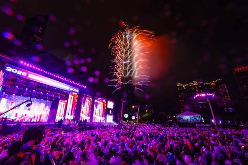 1일 대만 타이베이 도심에 운집한 시민들이 101 빌딩에서 진행되는&nbsp;불꽃놀이를 바라보고 있다. 타이베이=EPA연합뉴스