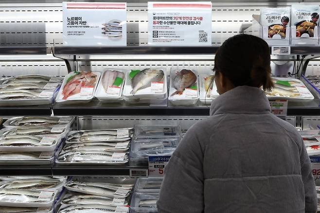 4일 서울 시내 대형마트 수산물 판매대에서 시민들이 고등어를 비롯한 생선류를 살펴보고 있다. 연합뉴스