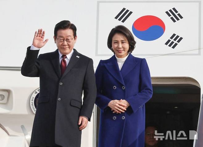 중국을 국빈 방문한 이재명 대통령과 김혜경 여사가 4일(현지 시간) 베이징 서우두 국제공항에 도착해 인사하고 있다. 2026.01.04. 뉴시스