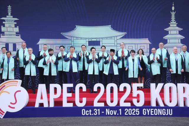 이재명 대통령이 지난해 11월 1일 ‘2025 APEC 정상회의’에서 각국 정상들과 한복 소재로 만든 목도리를 두르고 기념 촬영을 하고 있다. 이번 APEC에서 처음으로 ‘문화창조산업’을 신성장동력으로 추진하겠다는 공동성명을 발표했다. 연합뉴스