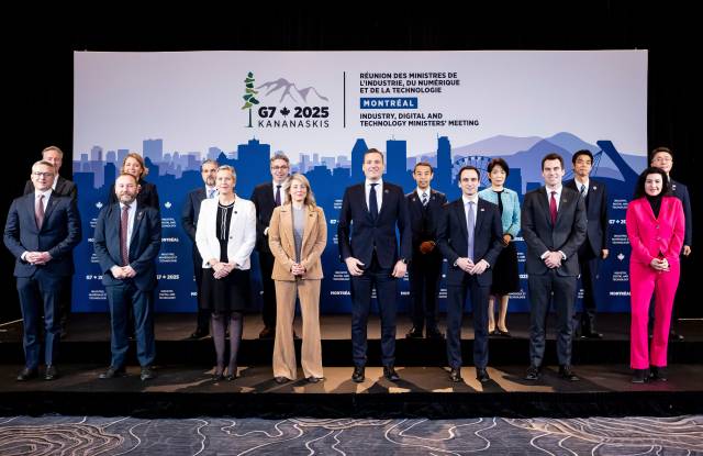 지난해 12월 8일 캐나다 몬트리올에서 열린 G7 산업 및 디지털·기술 장관회의 참석자들이 기념촬영하고 있다. 한국의 류제명 과학기술정보통신부 2차관도 참석했다. AP연합뉴스