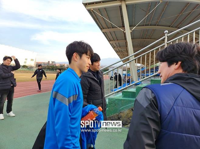 ▲ 서동한(사진 왼쪽) 플레이는 아버지인 서정원(가운데)을 닮았다. 173cm, 66kg의 날렵한 체격을 바탕으로 측면에서 상대 수비를 허무는 폭발적인 스피드와 정교한 테크닉을 두루 자랑한다.&nbsp;ⓒ 이성필 기자