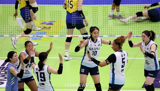[한번에쓱]'9연승 도전한 현대건설 잡고' 세상을 다가진듯 신난 GS선수들