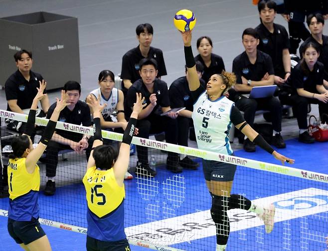 [한번에쓱]'9연승 도전한 현대건설 잡고' 세상을 다가진듯 신난 GS선수들