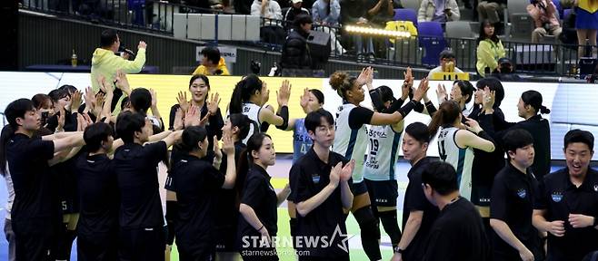 [한번에쓱]'9연승 도전한 현대건설 잡고' 세상을 다가진듯 신난 GS선수들