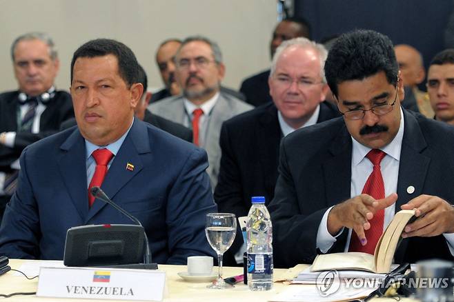 2010년 당시 우고 차베스 베네수엘라 대통령(왼쪽)과 마두로 외교부 장관 [AFP 연합뉴스 자료사진. 재판매 및 DB 금지]