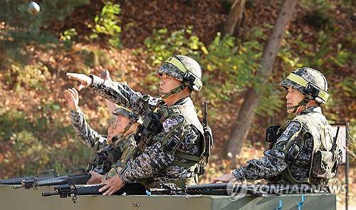 '군대 보내 달라'는 노병들      (춘천=연합뉴스) 이진욱 기자 = 춘천과학화예비군훈련장에서 수류탄 투척 훈련 체험을 하는 재입대 희망 예비역들. 2024.11.4
    cityboy@yna.co.kr