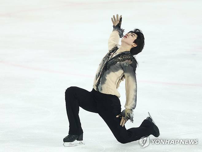 연기 펼치는 차준환 (서울=연합뉴스) 류영석 기자 = 4일 서울 목동아이스링크에서 열린 제80회 전국남녀 피겨스케이팅 종합선수권대회 겸 국가대표 2차 선발전 남자 싱글 프리 스케이팅에서 차준환(서울시청)이 연기를 펼치고 있다. 2026.1.4 ondol@yna.co.kr