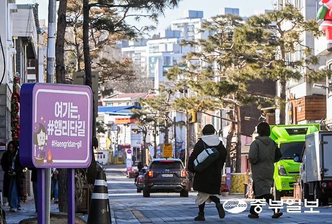 수원 지역 인기 명소인 '행궁동 일원(행리단길)'이 전국 최초로 지역상생구역으로 지정됐다. 사진은 5일 행리단길에 시민들이 지나가는 모습. 임채운기자