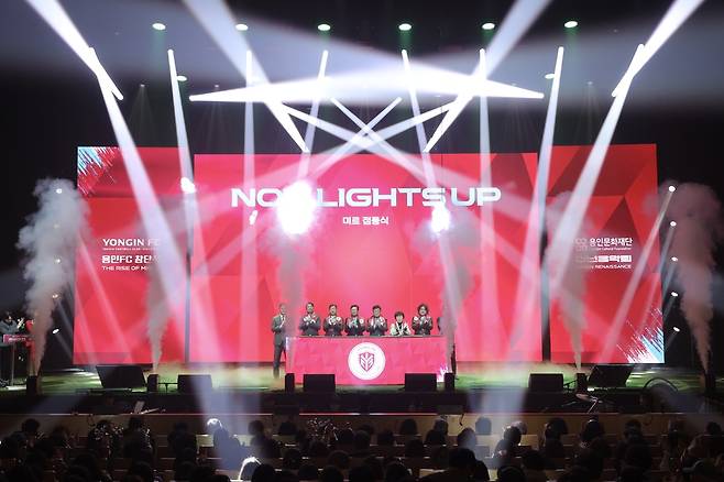 지난 4일 용인포은아트홀에서 열린 용인FC 창단식에서 관계자들이 기념사진을 찍고 있다.