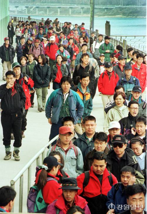 ◇1999년 옛 강촌역 밖으로 쏟아져 나오는 상춘객들. 강촌역은 한 때 연간 100만 명 이상이 방문했다. 강원일보DB