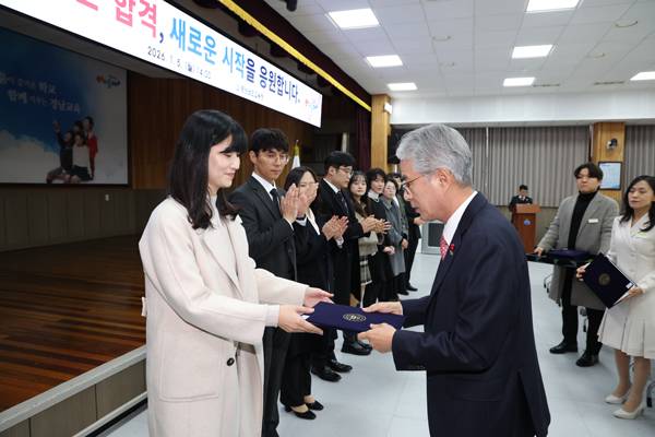 박종훈 교육감이 5일 교육전문직원 공개 전형 합격자에게 합격 통지서를 주고 있다. / 경남교육청