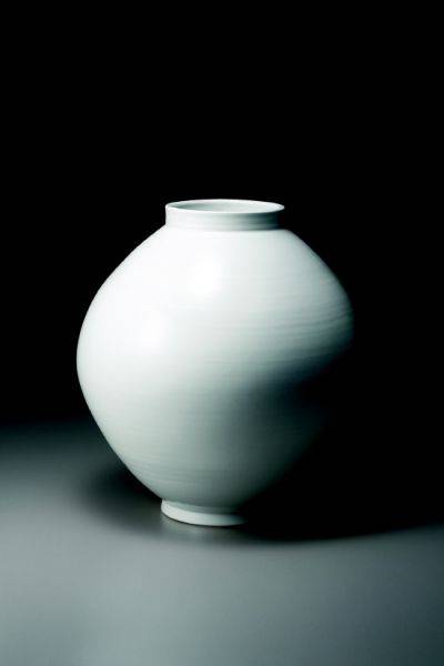 분청 달항아리-길천도예원 이한길 작가. 사진=김해분청도자박물관