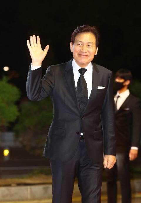 배우 안성기가 지난 2021년 10월 7일 열린 제26회 부산국제영화제 개막식 레드카펫에 입장하고 있다. 부산일보 DB