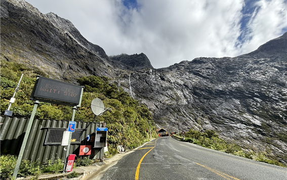 밀포드 사운드에서 돌아오는 길, 호머 터널 입구에 멈춰 선 순간 / 사진=김소은