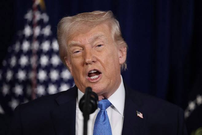 도널드 트럼프 미국 대통령이 3일(현지시간) 플로리다주 팜비치에 위치한 마러라고 클럽에서 기자회견을 열고 언론에 발언하고 있다. 트럼프 대통령은 미군이 전날 밤 베네수엘라 수도 카라카스에서 대규모 공격 작전을 수행해 니콜라스 마두로 대통령과 그의 부인 실리아 플로레스를 생포했다고 밝혔다. (사진=AFP)