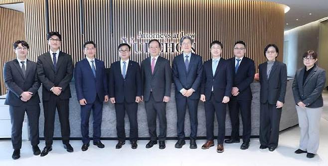 (왼쪽부터) IR큐더스 김원진 매니저, 윤원섭 밸류업팀 팀장, 천재민 컨설팅본부 본부장, 이종승 대표이사, 율촌 오용석 고문(기업지배구조센터장), 장동헌 고문, 문성 변호사, 정한욱 전문위원, 서경희 변호사, 윤여훈 전문위원. (사진=IR큐더스)