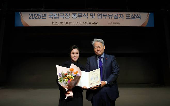 SB성보가 국립극장 운영에 기여한 공로를 인정받아 국립극장 업무유공 문화체육관광부 장관상을 수상했다. (왼쪽부터) 윤정선 SB성보 대표이사, 박인건 국립중앙극장장 (사진=SB성보)