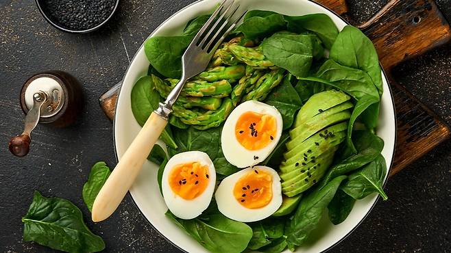 아보카도는 모발 건강을 유지하는 데 도움이 되는 식품이다｜출처: Gemini 생성