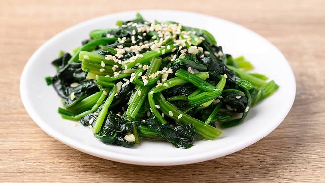 시금치 속 철분, 엽산, 비타민 A와 C는 두피 건강에 도움을 준다｜출처: Gemini 생성