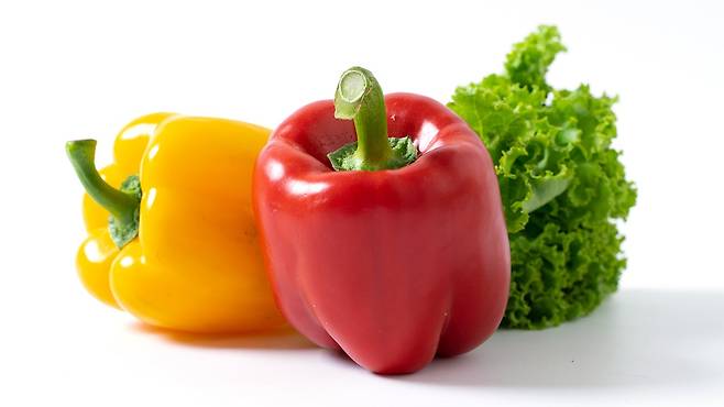 피망 속 비타민 C는 모발 성장에 유익하다｜출처: Gemini 생성