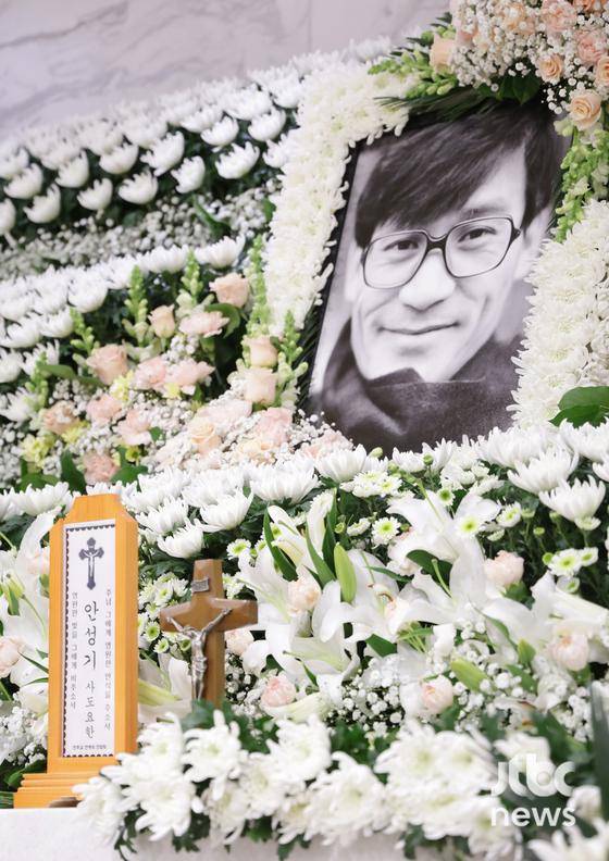故 안성기의 빈소가 서울성모병원 장례식장에 마련됐다. 발인은 1월 9일 오전 6시, 장지는 양평 별그리다다. 〈사진=사진공동취재단〉