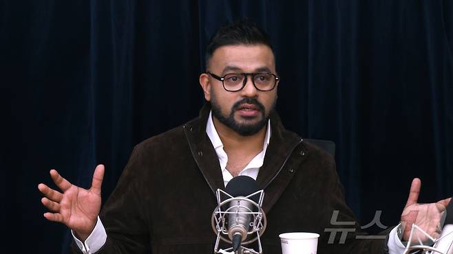 인도 출신 방송인 럭키(본명 아비셰크 굽타)가 과 영상 인터뷰에 출연해 질문에 답하고 있다. ⓒ News1 정윤경 기자