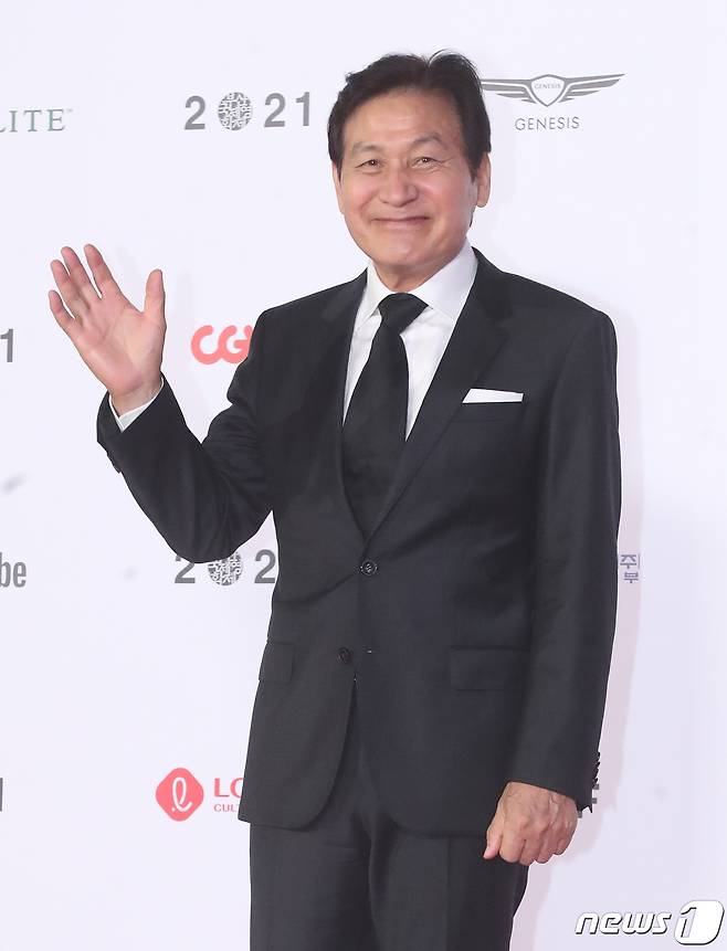 배우 안성기가 지난 2021년 부산 해운대구 영화의 전당에서 열린 '제26회 부산국제영화제(BIFF) 개막식'에 참석해 포즈 취하는 모습. 2021.10.6/뉴스1 ⓒ News1