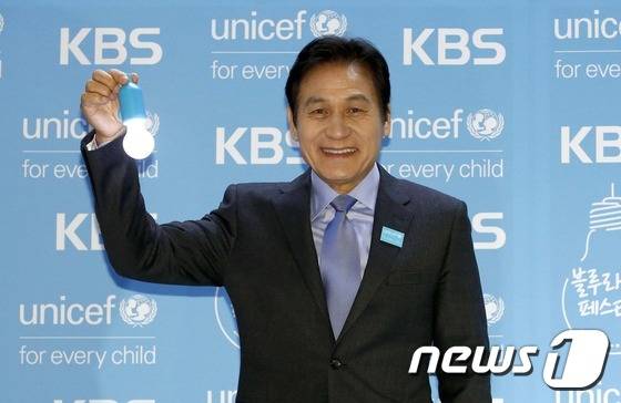 지난 2017년 서울 KBS 공개홀에서 유니세프 한국위원회 주최로 열린 ‘유니세프 블루라이팅페스티벌’ 에서 안성기가 지구촌어린이들에게 희망의 빛을 전하자는 의미의 ‘블루라이팅’을 들고 포즈를 취하는 모습. (유니세프한국위원회 제공) 2017.1.14/뉴스1 ⓒ News1