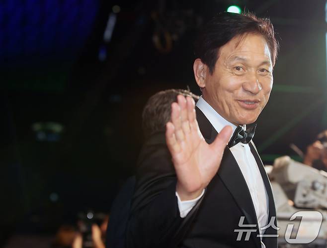 배우 안성기가 5일 서울 용산구 순천향대병원에서 향년 74세를 일기로 별세했다. 사진은 2019년 제24회 부산국제영화제 개막식 레드카펫 행사에 참석하는 배우 안성기. (뉴스1 DB) 2026.1.5/뉴스1