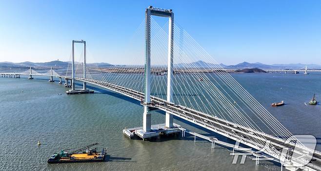 인천 영종도와 육지를 잇는 세 번째 교량인 제3연륙교가 5일 오후 2시 전면 개통했다. 왕복 6차로 교량에 스마트톨링 시스템을 갖췄으며 184m 주탑전망대는 해상 교량 중 세계에서 가장 높아 기네스북에 이름을 올렸다. 사진은 이날 인천 제3연륙교의 모습. 2026.1.5/뉴스1 ⓒ News1 이호윤 기자
