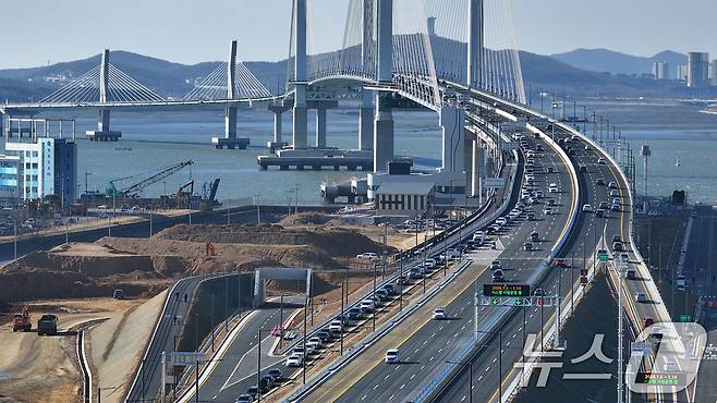 인천 제3연륙교가 개통된 5일 차량들이 제3연륙교를 통행하고 있다. 2026.1.5/뉴스1 ⓒ News1 이호윤 기자