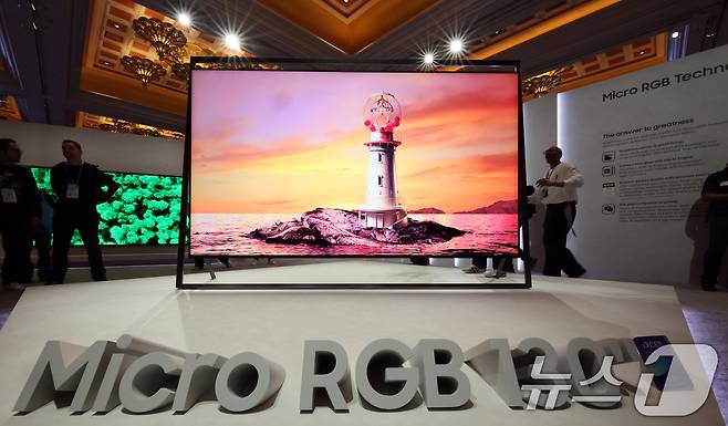 4일(현지시간) 미국 라스베이거스 윈 호텔에서 열린 CES 2026 '더 퍼스트룩' 프레스 콘퍼런스 행사난 후 관람객들이 '130형 마이크로 RGB TV'를 살펴보고 있다. 2026.1.5/뉴스1 ⓒ News1 황기선 기자