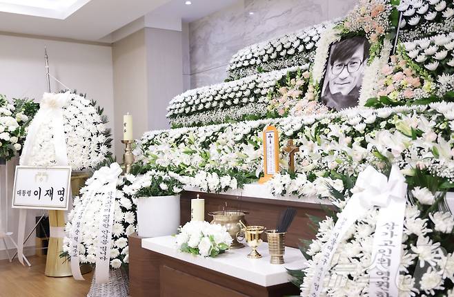 5일 서울 서초구 서울성모병원 장례식장에 마련된 배우 故 안성기씨의 빈소에 이재명 대통령과 천주교 서울대교구 정순택 대주교의 근조화환이 놓여있다. 2026.1.5/뉴스1 ⓒ News1 사진공동취재단