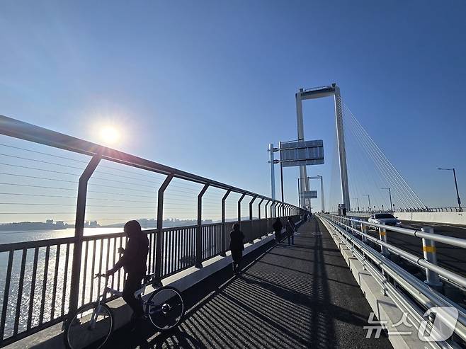 제3연륙교 개통 당일인 5일, 교량 남측에 설치된 도보·자전거 겸용 도로에 인파가 몰려들었다. / 뉴스1 ⓒ News1 유준상 기자