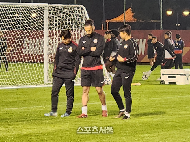 서울 김기동 감독(왼쪽)과 야잔(가운데)이 지난해 11월 상하이 하이강과 ACLE 원정을 앞두고 현지 훈련장에서 면담하고 있다. 스포츠서울DB