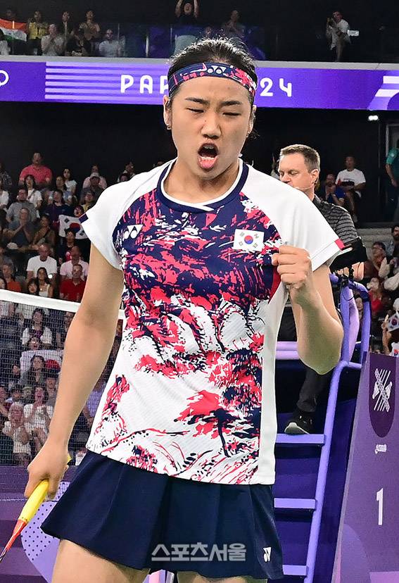 배드민턴 국가대표 안세영이 5일(한국 시간) 프랑스 파리 포르트 드 라 샤펠에서 열린 2024 파리올림픽 배드민턴 여자 단식 결승전에서 중국의 허빙자오를 상대로 득점한 뒤 기뻐하고 있다. 2024. 8. 5.  파리 | 박진업 기자 upandup@sportsseoul.com