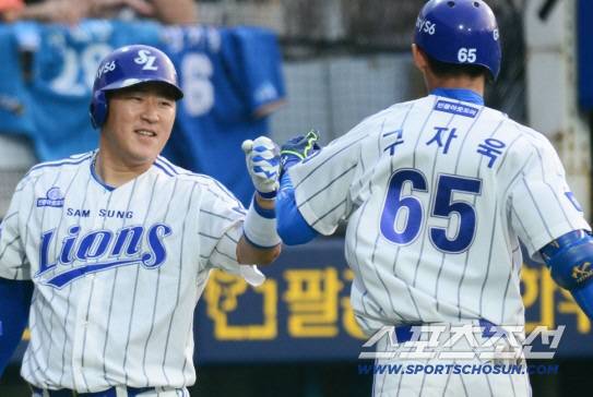 두산 베어스와 삼성 라이온스의 2015 프로야구 경기가 18일 대구구장에서 열렸다. 1회말 1사 삼성 구자욱이 중월 솔로포를 치고 들어오며 최형우의 축하를 받고 있다. 

두산은 선발투수로 방어율 8.78의 김수완을 내세웠다. 삼성에서는 6승 3패 방어율 3.21의 클로이드가 선발등판했다. 대구=정재근 기자 cjg@sportschosun.com/2015.06.18/