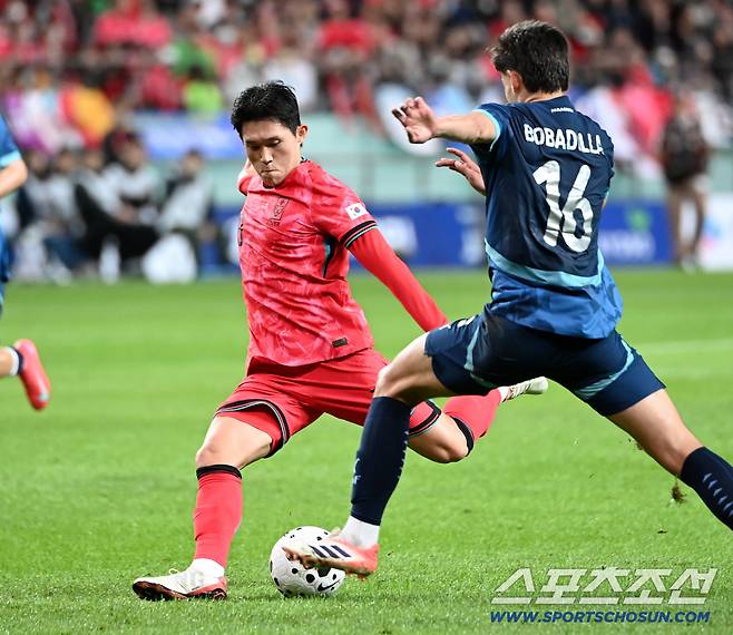 14일 서울월드컵경기장에서 열린 대한민국 축구대표팀과 파라과이의 평가전. 이동경이 슛팅을 시도하고 있다. 상암=허상욱 기자wook@sportschosun.com/2025.10.14/