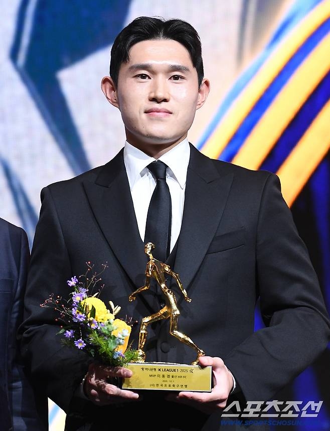 하나은행 K리그 2025대상 시상식이 1일 오후 서울 서대문구 스위스 그랜드호텔에서 열렸다. K리그1 MVP에 뽑힌 울산 이동경이 트로피를 들고 있다. 정재근 기자 cjg@sportschosun.com/2025.12.1/