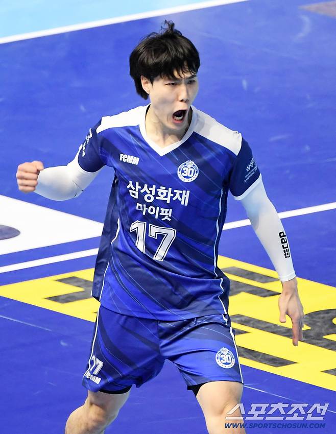 1일 인천 계양체육관에서 열린 V리그 대한항공과 삼성화재의 경기. 삼성화재 이윤수가 득점 후 환호하고 있다. 인천=박재만 기자 pjm@sportschosun.com/2026.01.01/